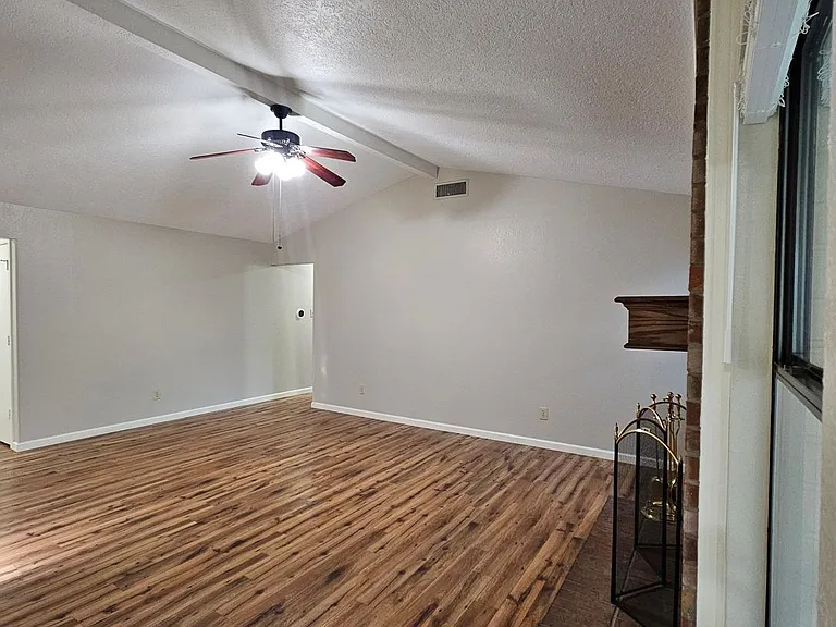 1402 Sheppard Ln — Photo 12