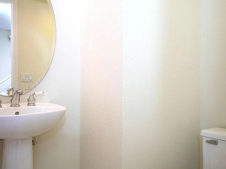 558 Driscoll Pl — Photo 17