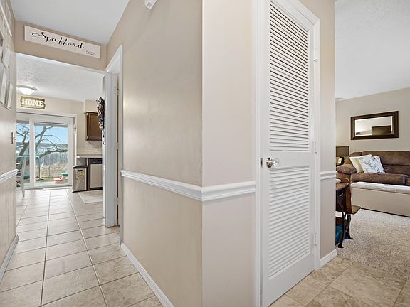 3rd image of 1015 Primrose Ln