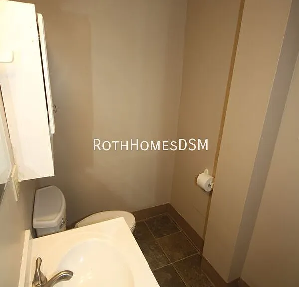 939 Kenyon Ave — Photo 2