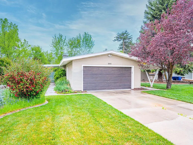 1844 E Southmoor Dr — Photo 12
