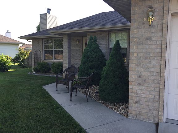 3rd image of 562 N Mayberry Ave