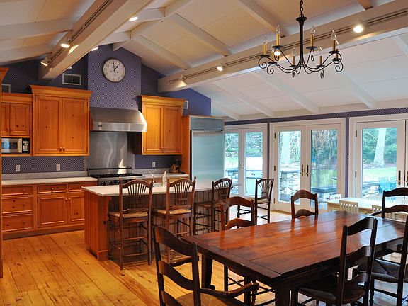 gigantic eat-in Kitchen By Deane