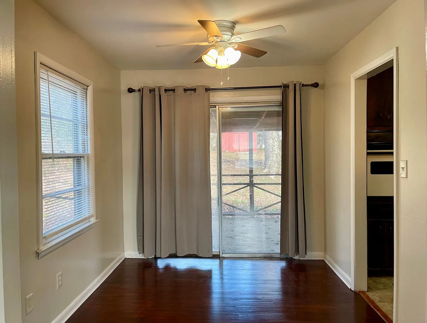 Great 3 Bedroom Mid-Centrury Split Level Home With a Retro Feel!! — Photo 4