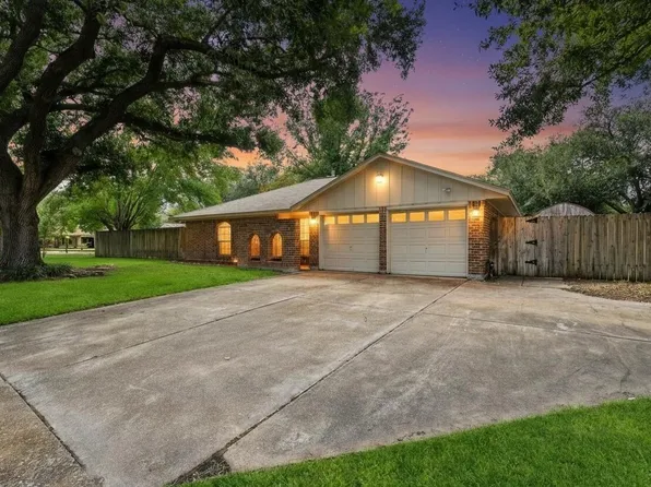 3930 Tumbleweed Ln, Baytown, TX 77521