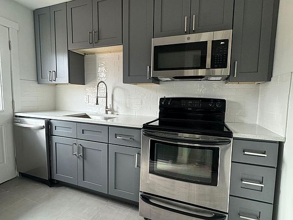 Kitchen, stainless steel appliances