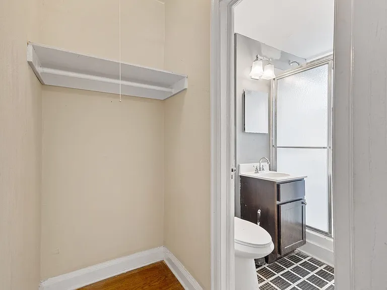 Piccadilly Apartments — Photo 21