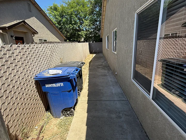 4908 Perez St — Photo 15
