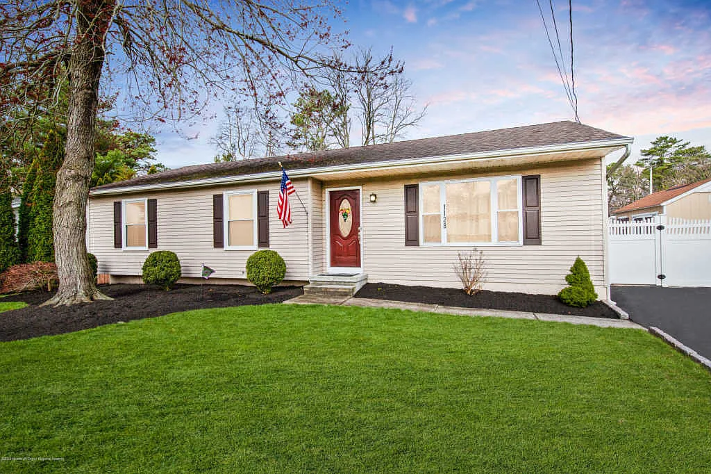 1128 Anchor Ave photo 1