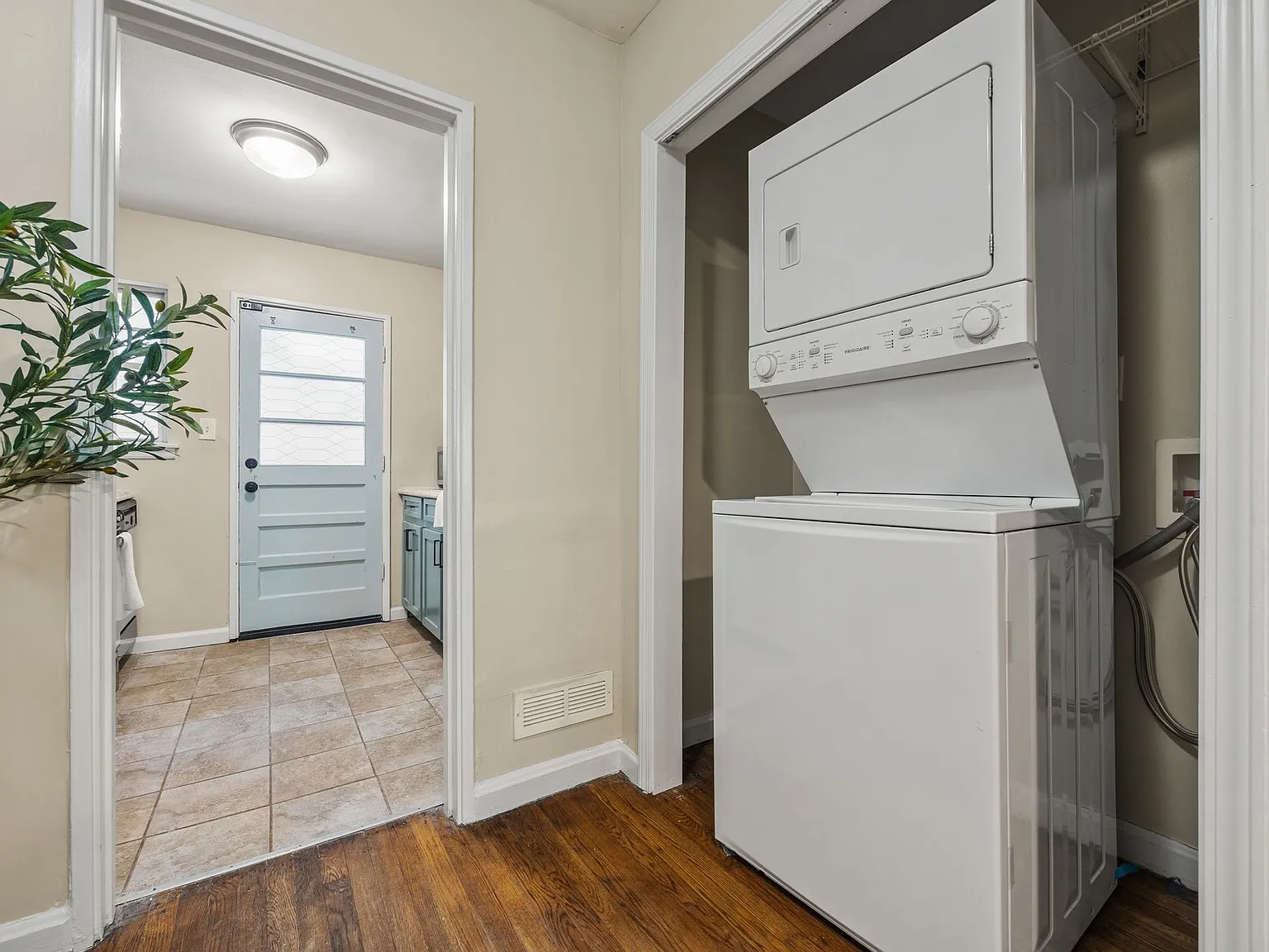 2 bed, 1600 sqft, $2,500 — Photo 4
