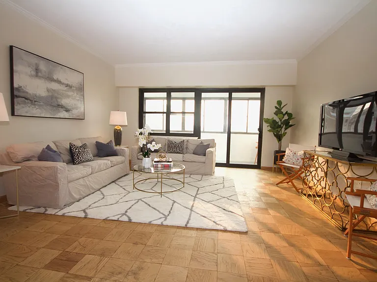 2 Hawthorne Pl #17R — Photo 2