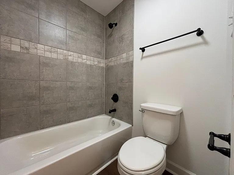 3005 Wolfe St — Photo 2