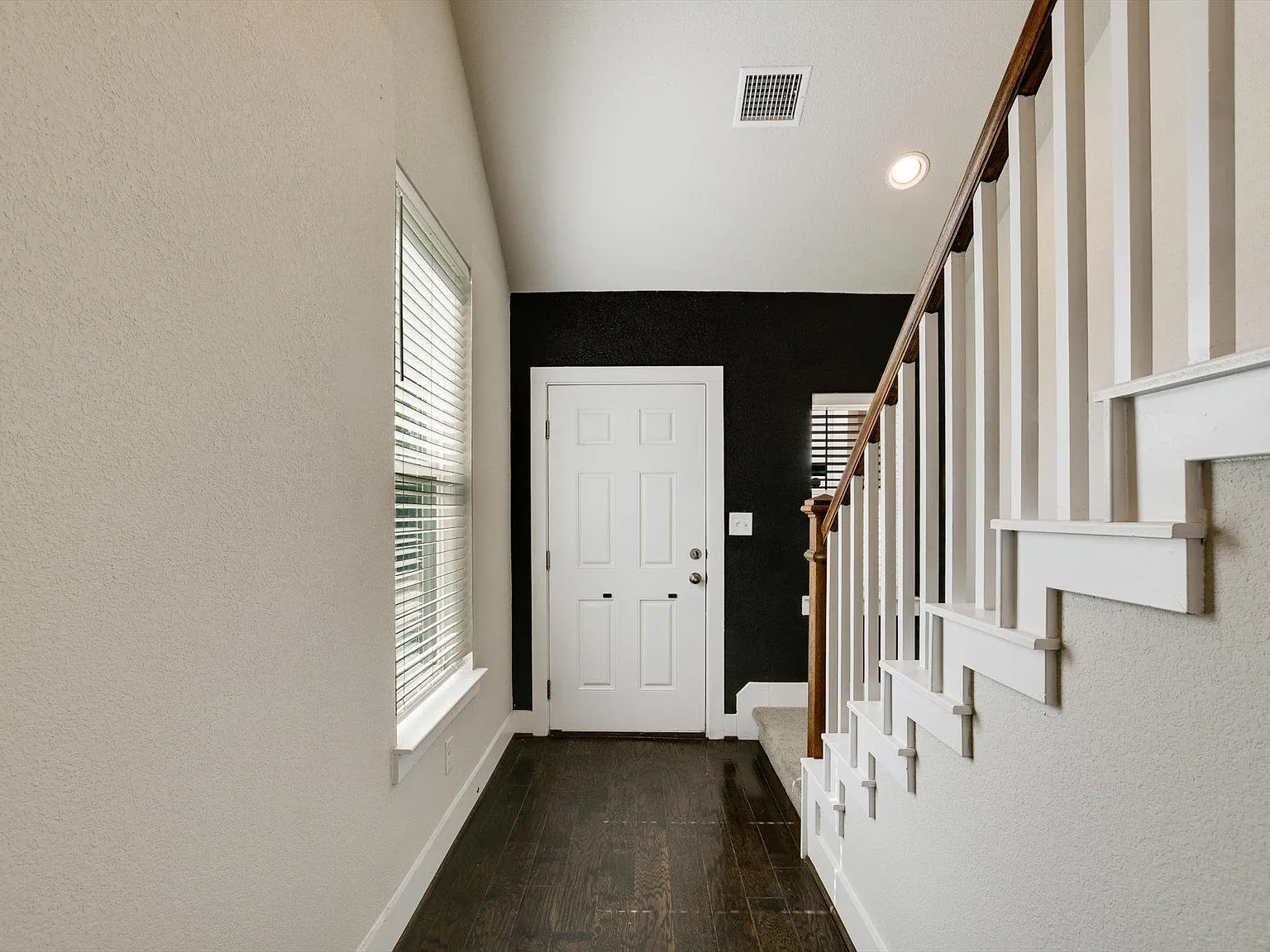 3 bed, 2.5 bath, 2069 sqft, $2,250 — Photo 3