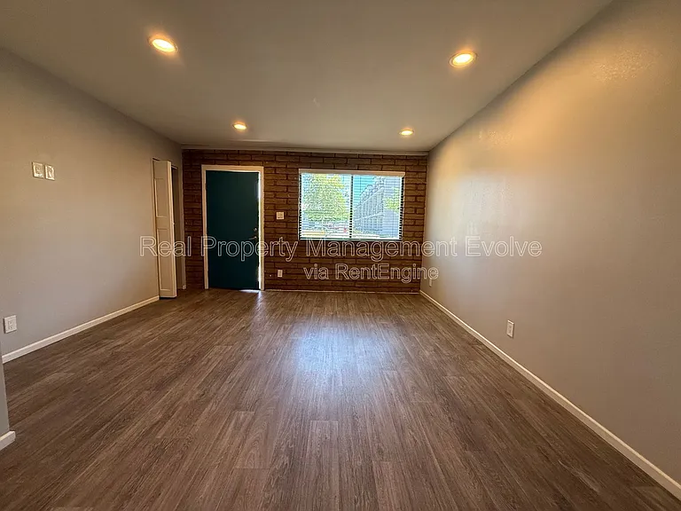 908 W 2nd St #6 — Photo 8
