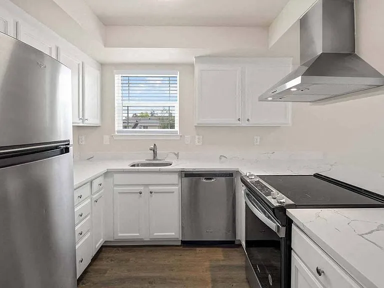Pine Street Townhomes — Photo 9