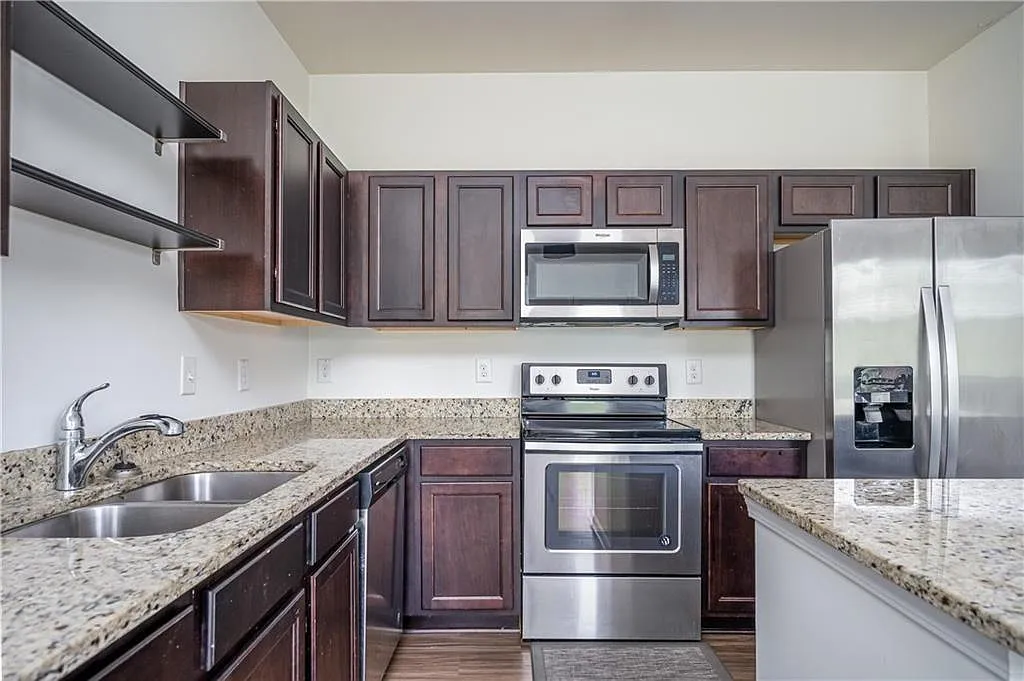 3 bed, 2.5 bath, 1496 sqft, $2,200 — Photo 3
