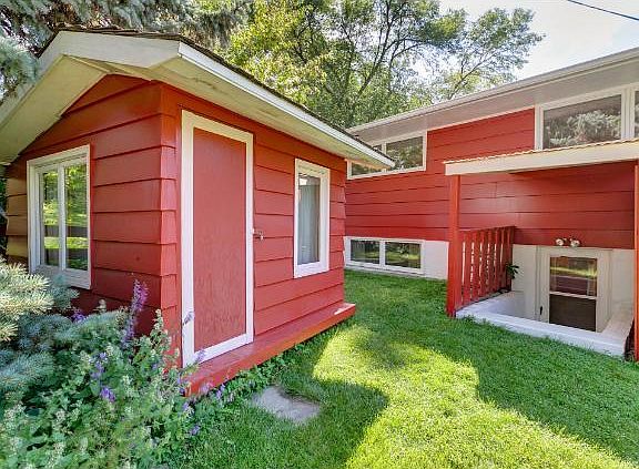 3rd image of 3326 Belden Dr NE