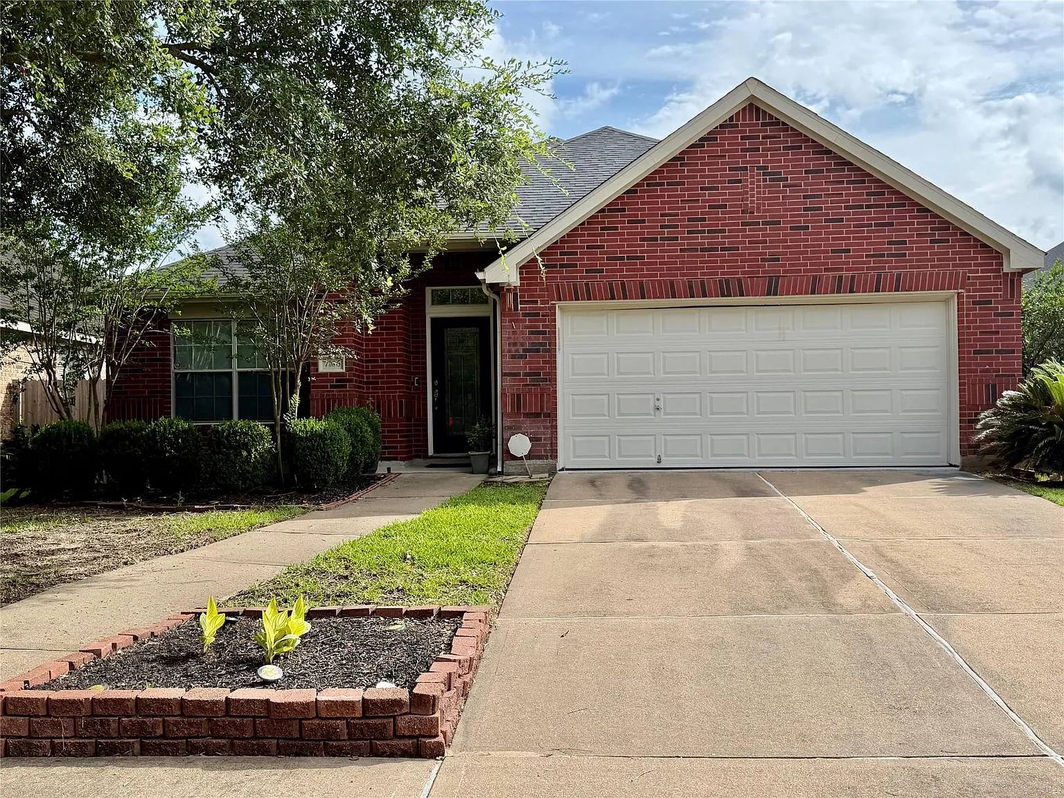 3 bed, 2.0 bath, 1986 sqft, $2,499 — Photo 1