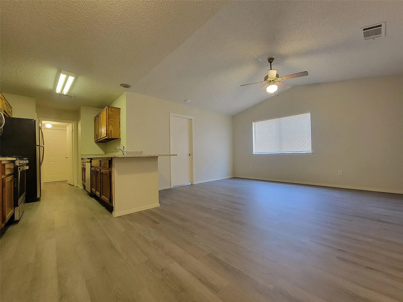 2 bed, 2.0 bath, 1980 sqft, $1,550 — Photo 3