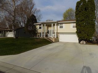 1026 Jackson St S, Shakopee, MN 55379