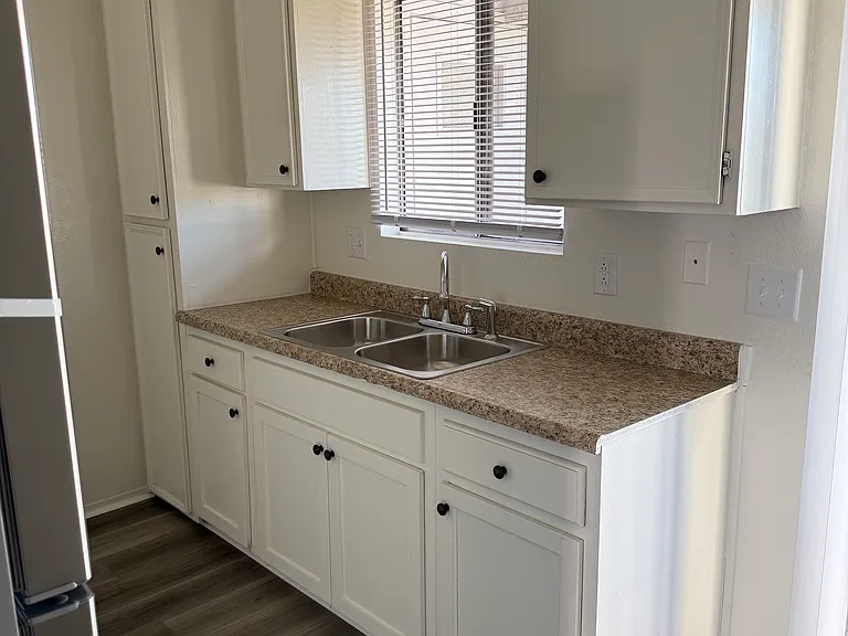 2100 W Devonshire Ave #18 — Photo 7