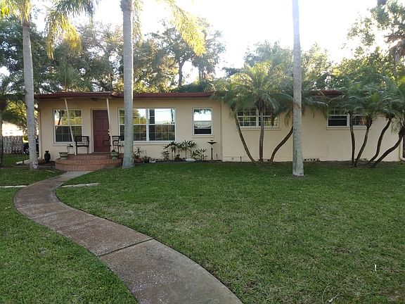 Front Of house
Riverside Dr