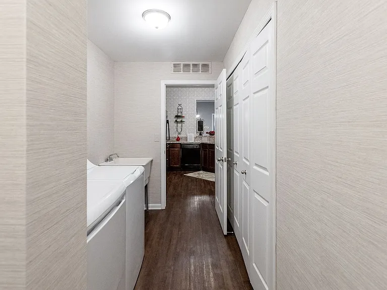 Harvard Place Apartments — Photo 37