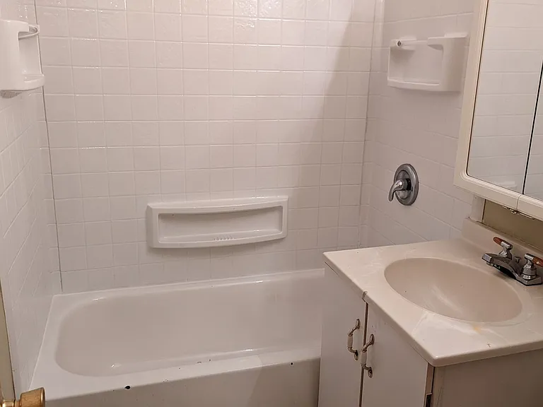 810 Maplepark Dr — Photo 8