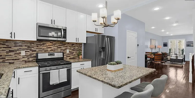 4 bed, 4.0 bath, 2172 sqft, $900 — Photo 3