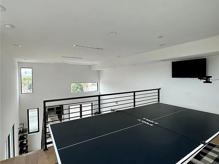11326 Victory Blvd — Photo 9