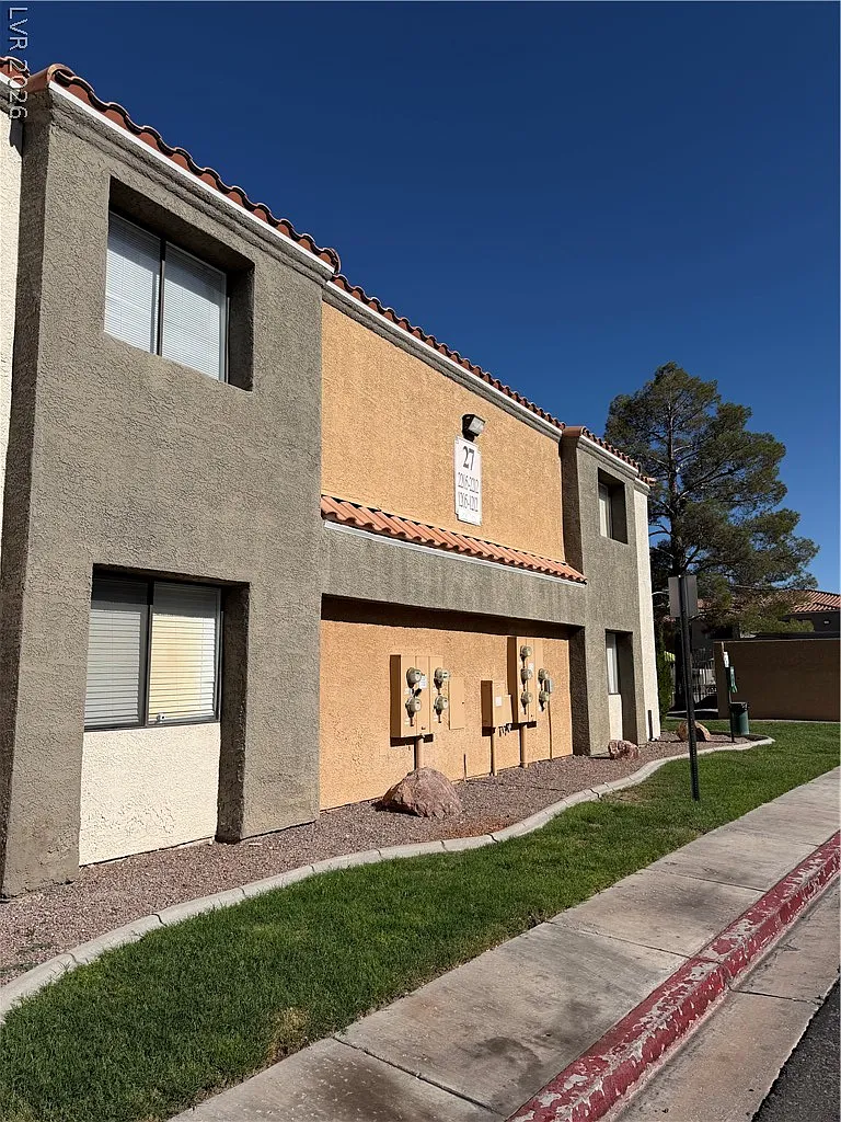 1 bed, 1.0 bath, 704 sqft, $1,075 — Photo 1