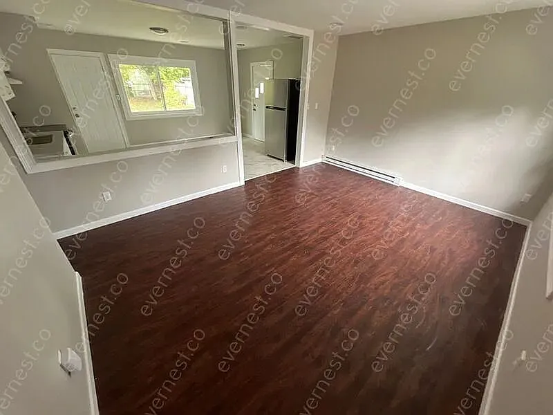 3 bed, 1.0 bath, 915 sqft, $1,225 — Photo 3