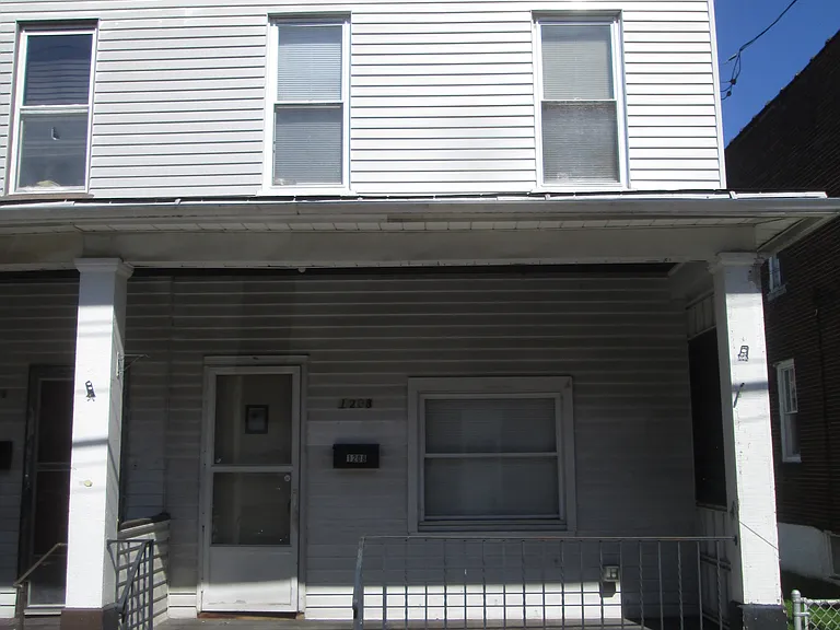 1208 Holmes St — Photo 1