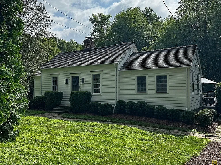 112 Newtown Tpke — Photo 1