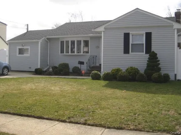 3866 Hudson Avenue, Seaford, NY 11783