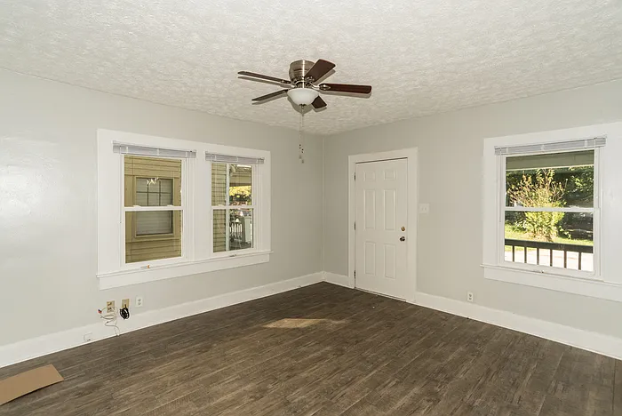 3 bed, 1.0 bath, 1320 sqft, $1,095 — Photo 3