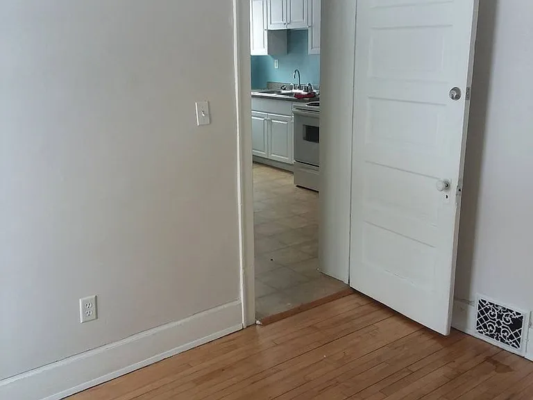 Large Spacious 4 Bedroom UPPER with Large Living Room and Dining Area!! — Photo 16