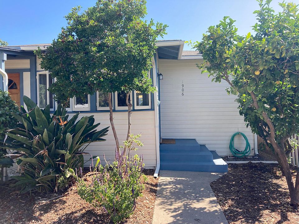Front of dwelling with lemon and tangerine trees