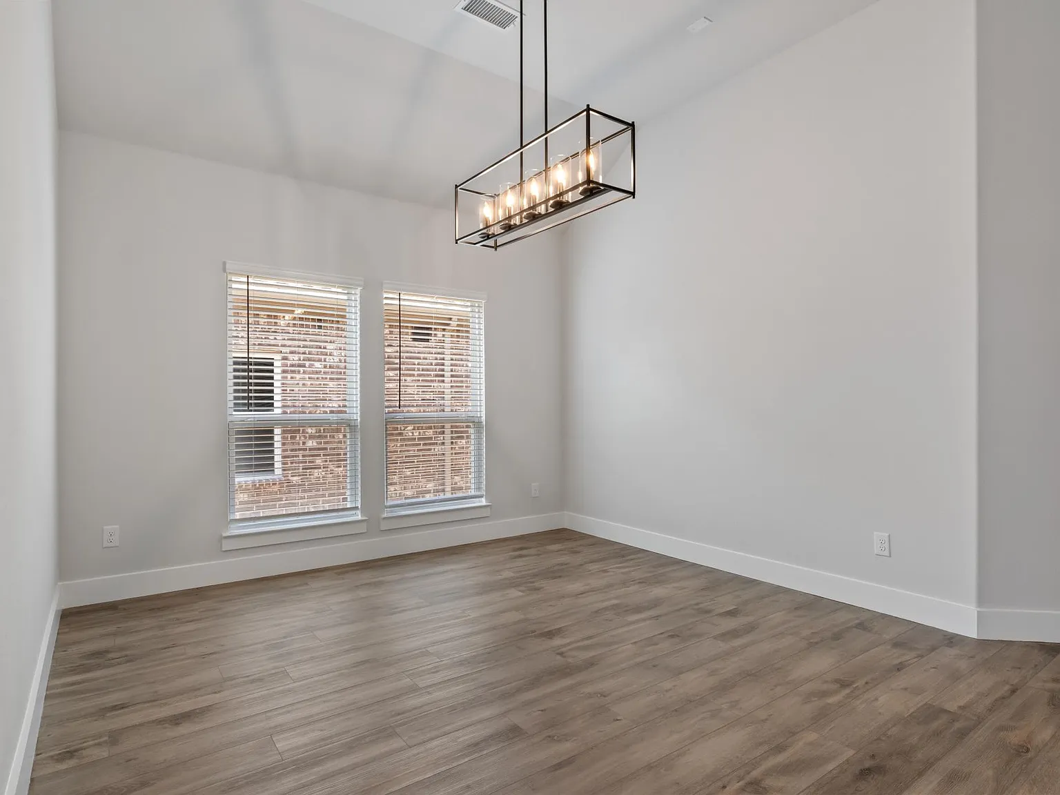 4 bed, 2206 sqft, $2,799 — Photo 4