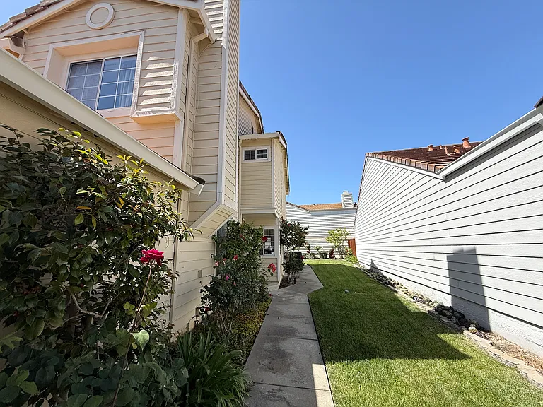 2321 Farmcrest St — Photo 23