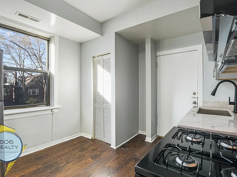 Hyde Park Apartments — Photo 8