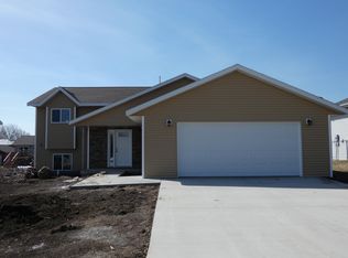2218 Eleanor St, Worthington, MN 56187