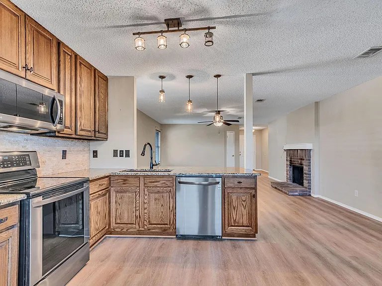 2124 Blanco Ln — Photo 14