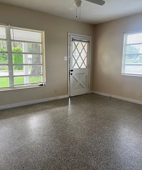 Entry/Livingroom