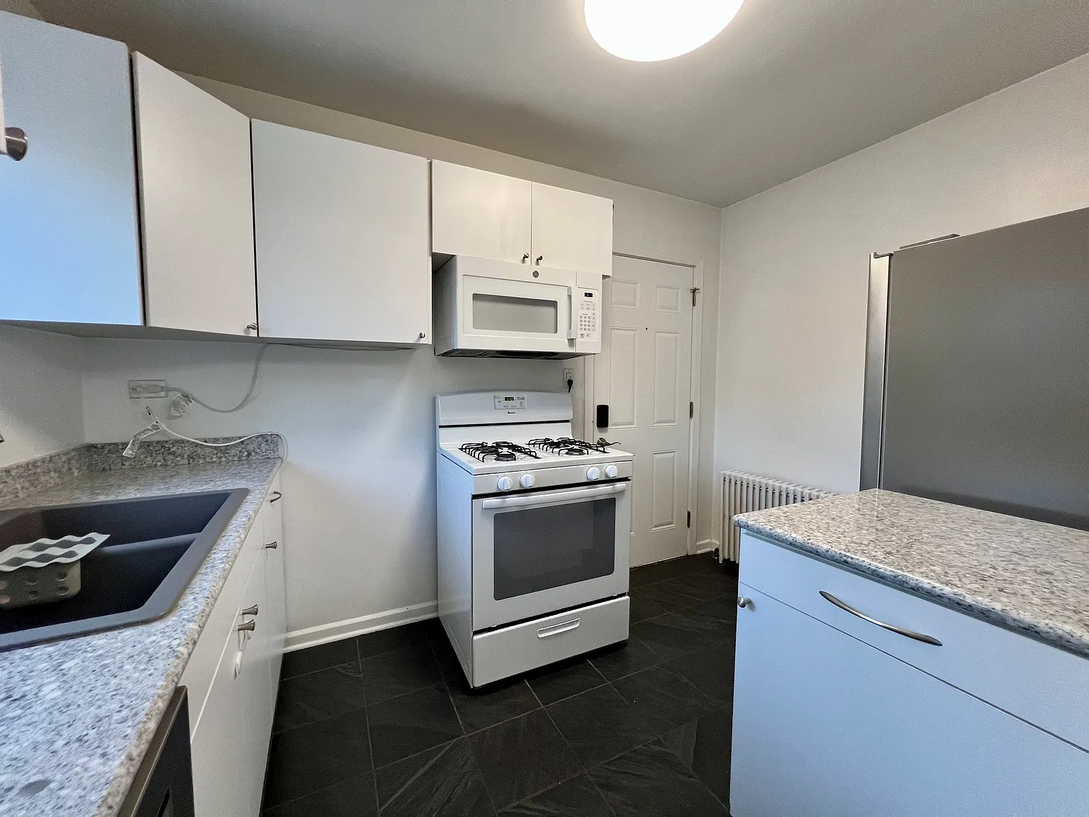 2 bed, 1000 sqft, $2,200 — Photo 2