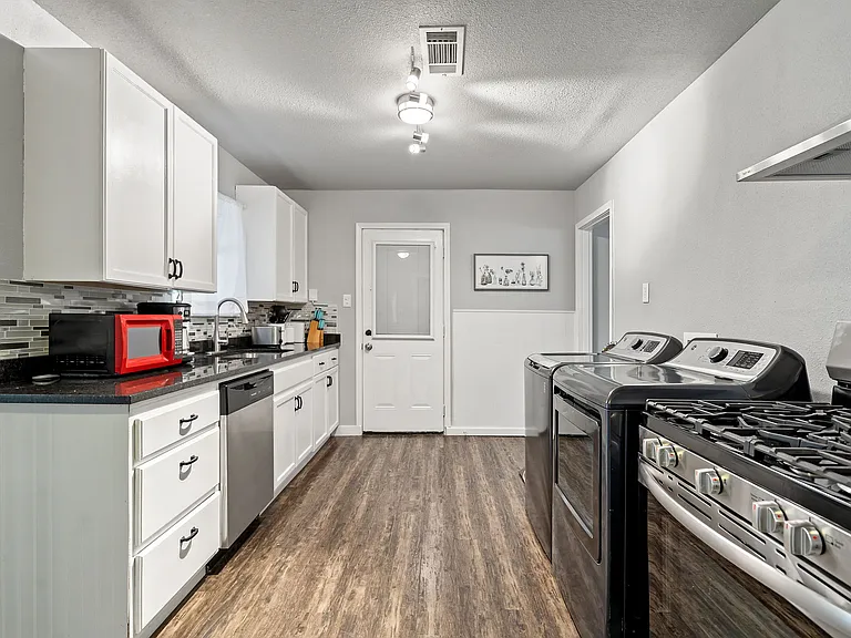 6418 Onyx Dr N — Photo 20