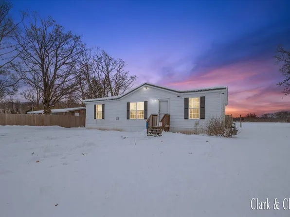 15139 2nd St, Howard City, MI 49329