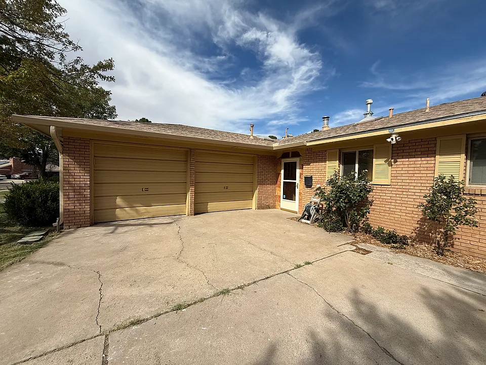 1412 Luthy Cir NE
