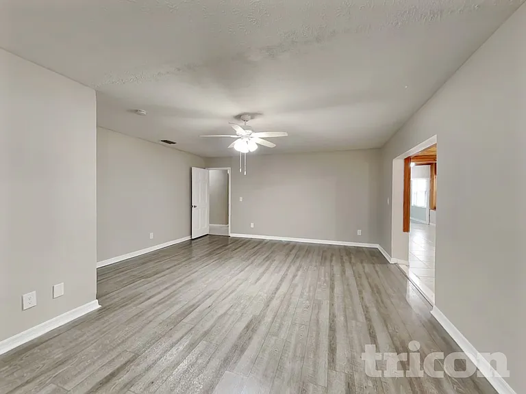 14314 Ravenwood Ln — Photo 2