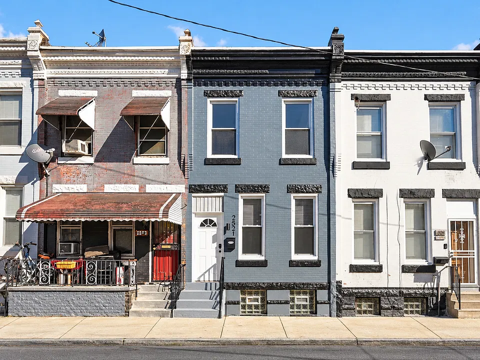 2521 N Douglas St